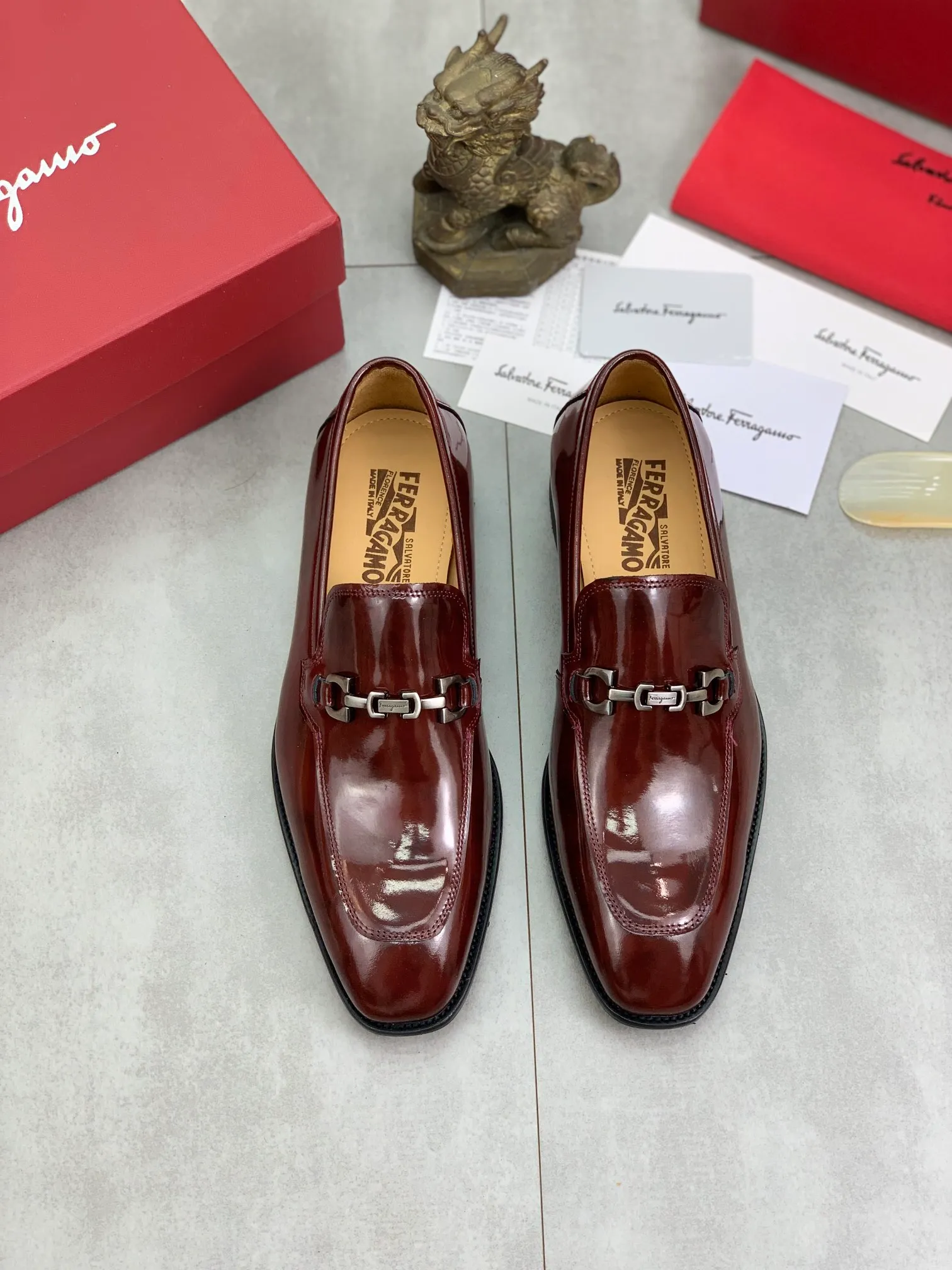 Men's Men's Shoes 💰P460💰[New Style] Water-dyed Niuli 🆘[Salvatore Ferragamo] Ferragamo's latest casual business leather shoes for men! Available at counters simultaneously! The fabric is made of specially imported original pebbled calfskin, and the lining is made of imported water-dyed cowhide. It is absolutely luxurious and leads the fashion trend. Matching code: 38-45 (46 can be customized) Black, brown and burgundy colors available
